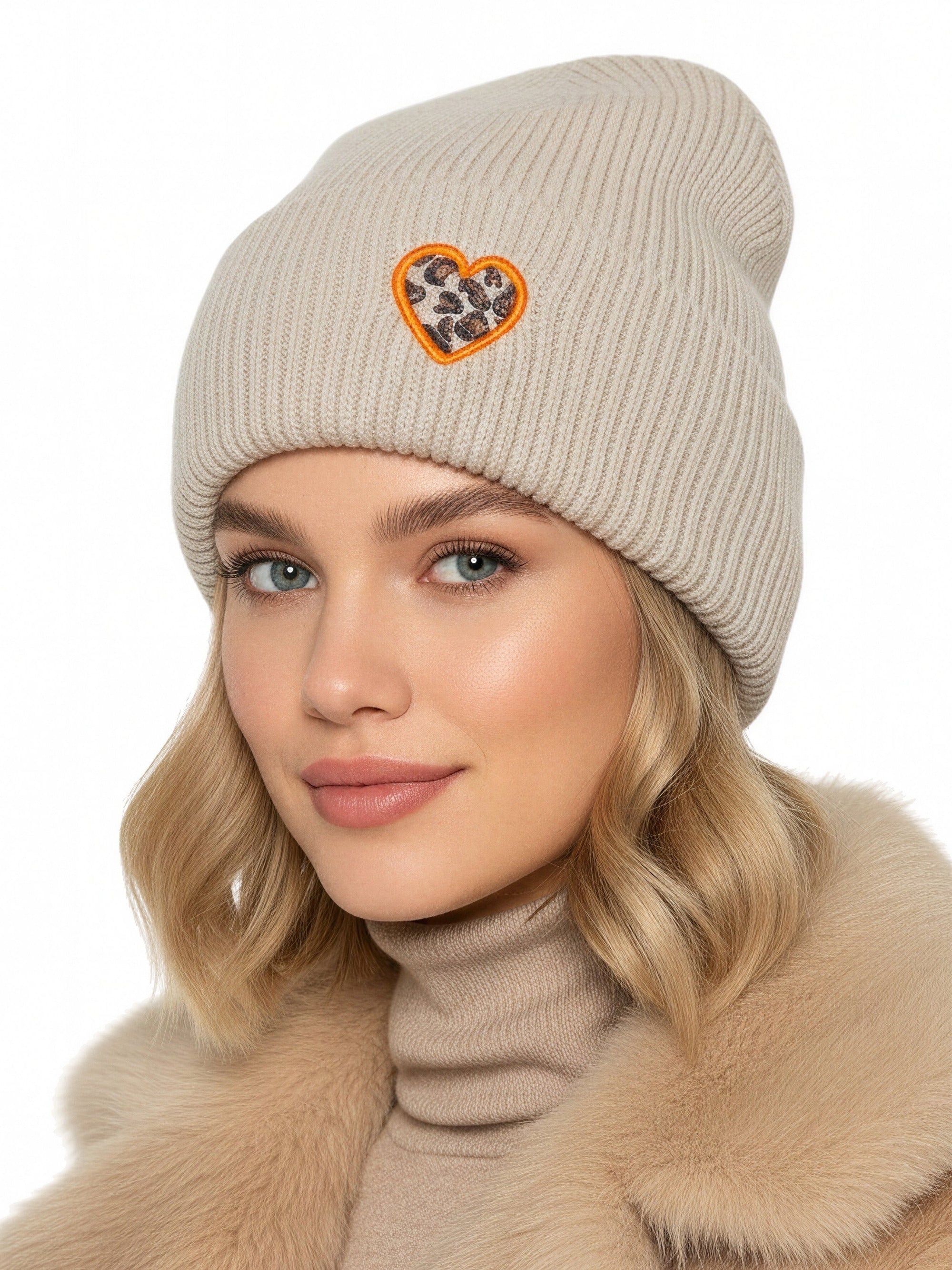 Baesics Wintermütze mit Herz Creme Leo – Unisex Beanie aus weichem Strick