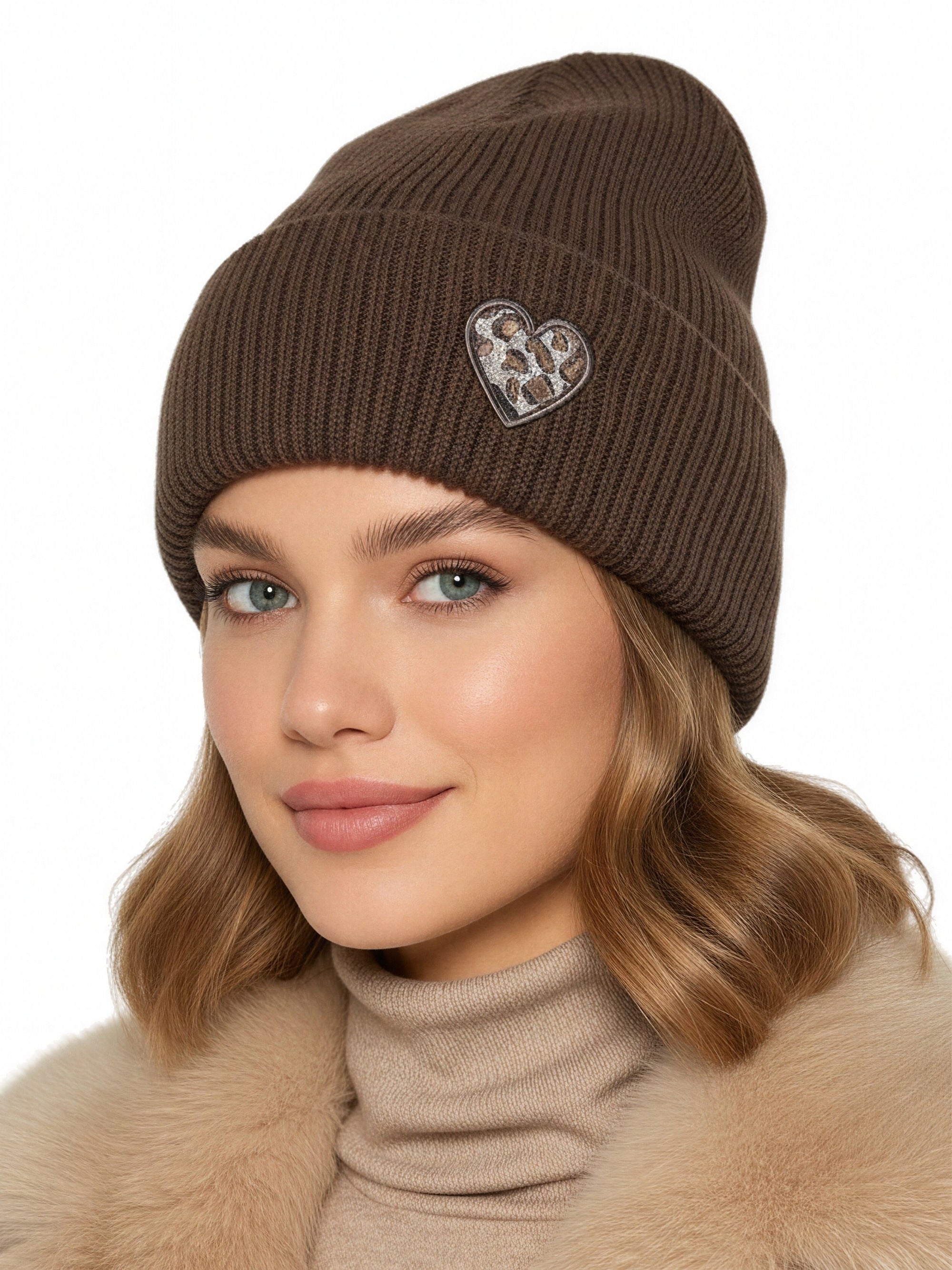 Baesics Wintermütze mit Herz Braun Leo – Unisex Beanie aus weichem Strick