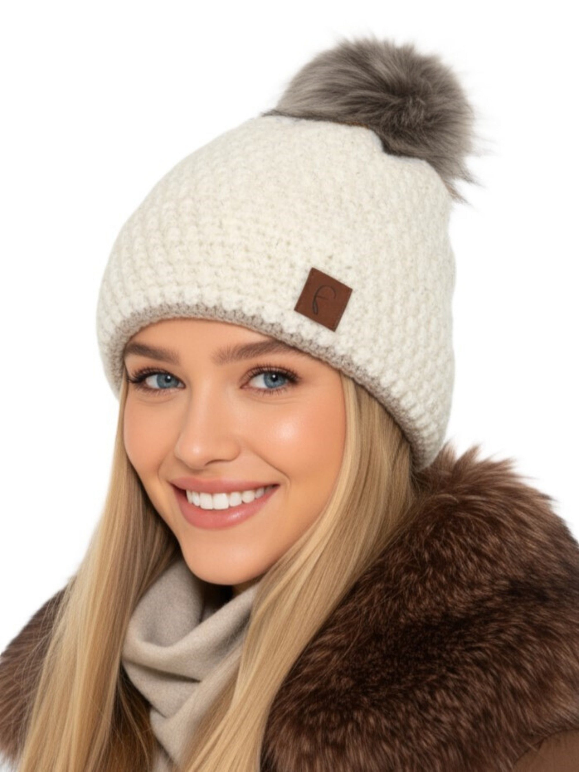 Baesics Strickmütze Glitzer Weiß – Wintermütze mit Fleecefutter & Kunstfell-Pompon