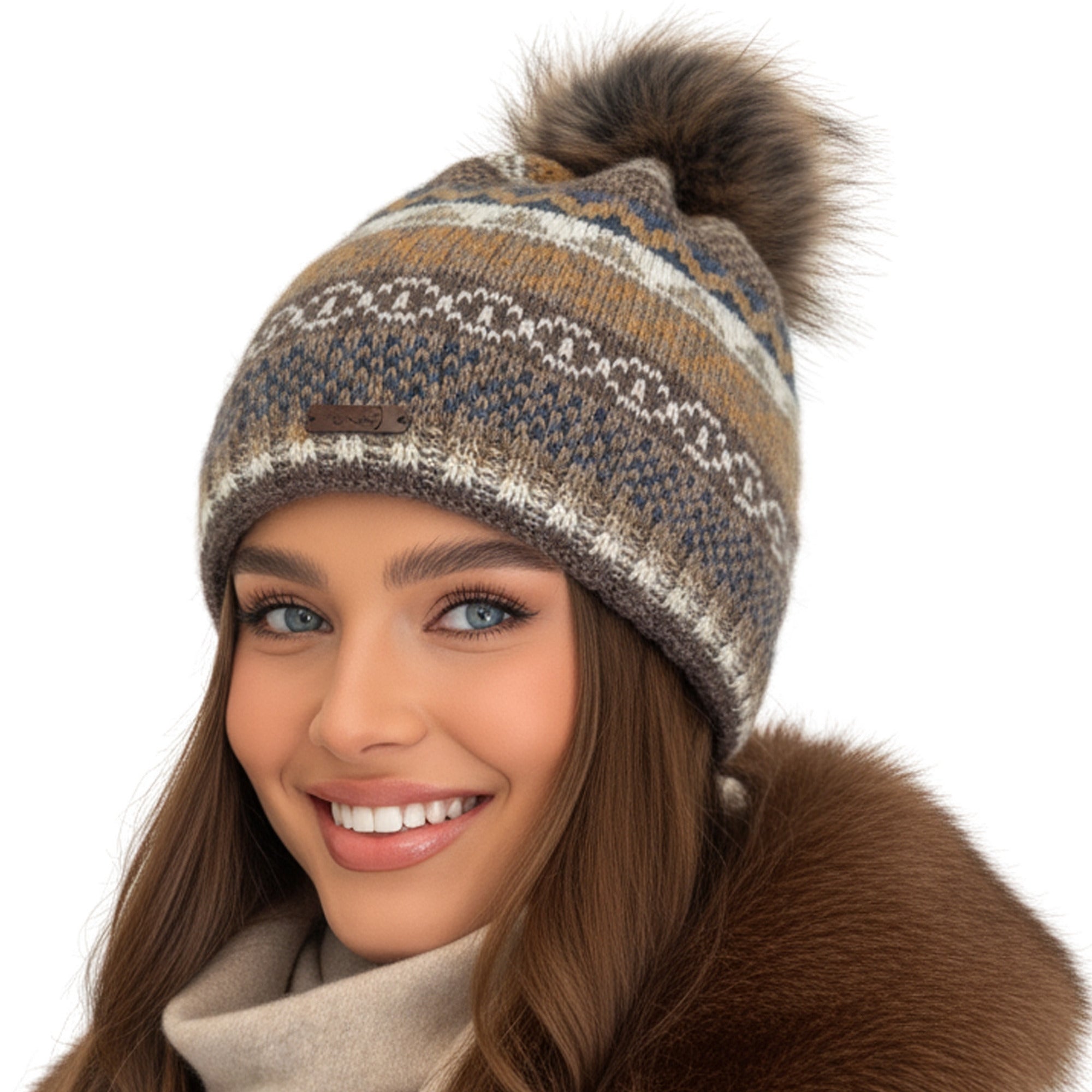 Baesics Bommelmütze Taupe – Wintermütze mit Muster (Wollmix), Kunstfell-Bommel & Fleecefutter