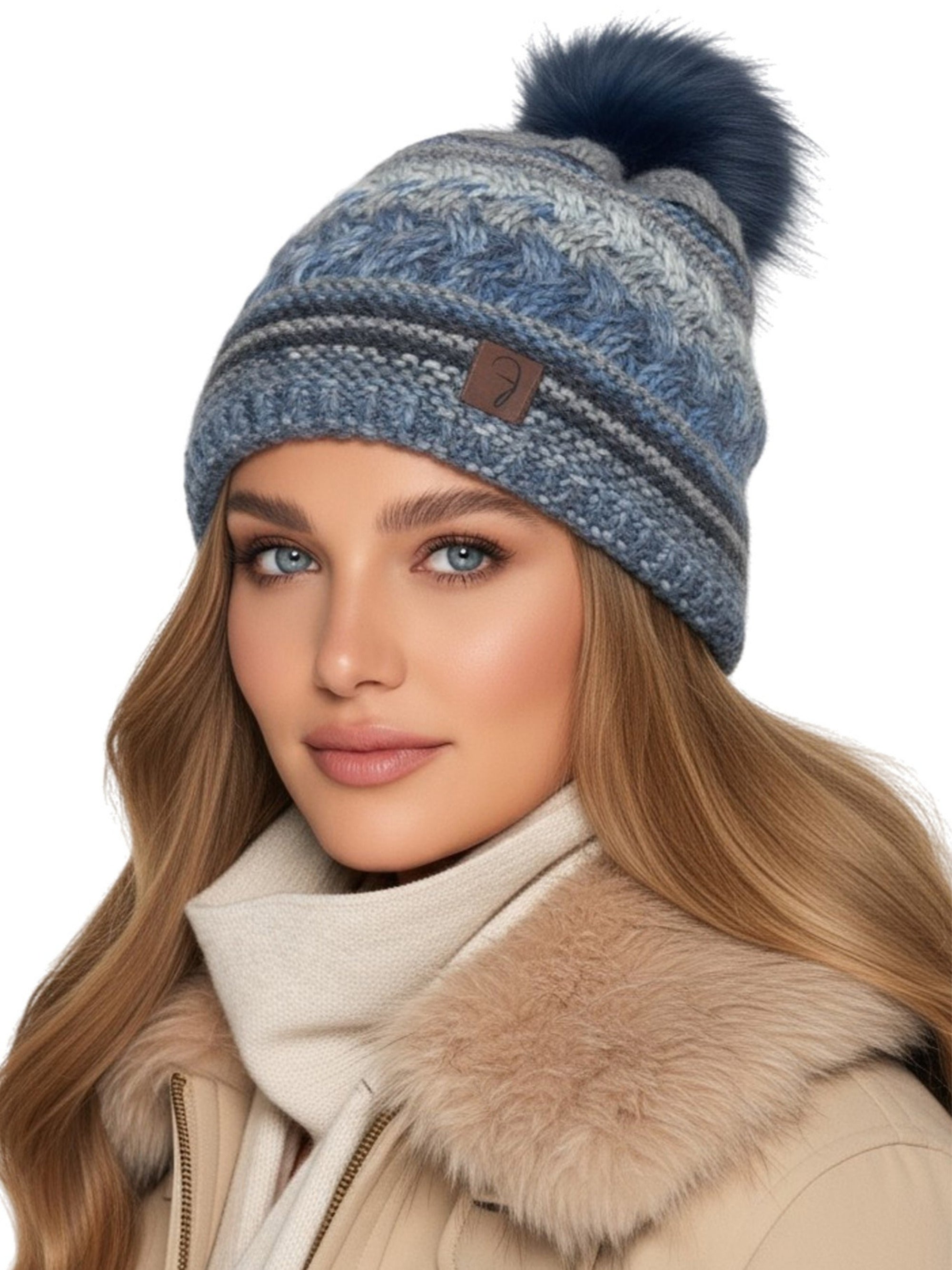 Baesics Bommelmütze Blau – Strickmütze mit Wolle, Kunstfell-Bommel &amp; Fleecefutter