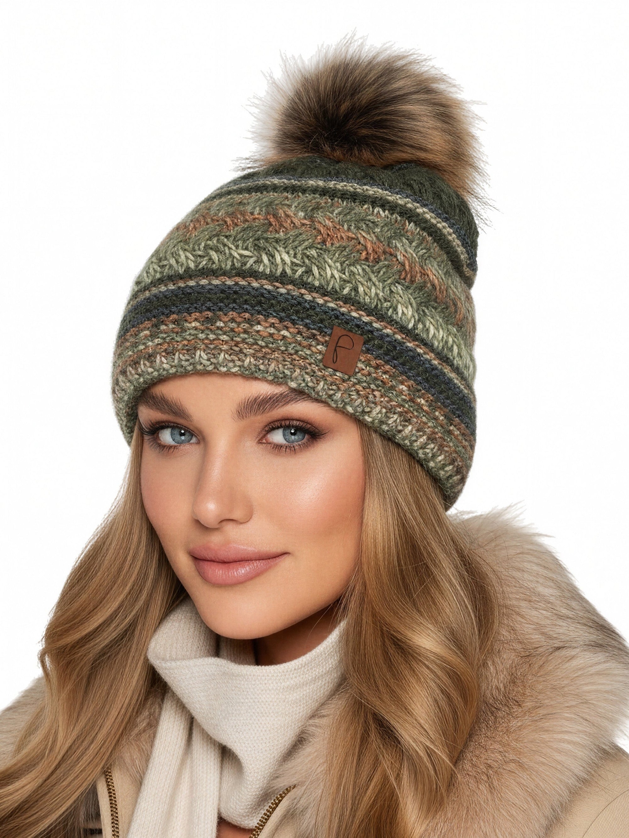 Baesics Bommelmütze Olive – Strickmütze mit Wolle, Kunstfell-Bommel &amp; Fleecefutter