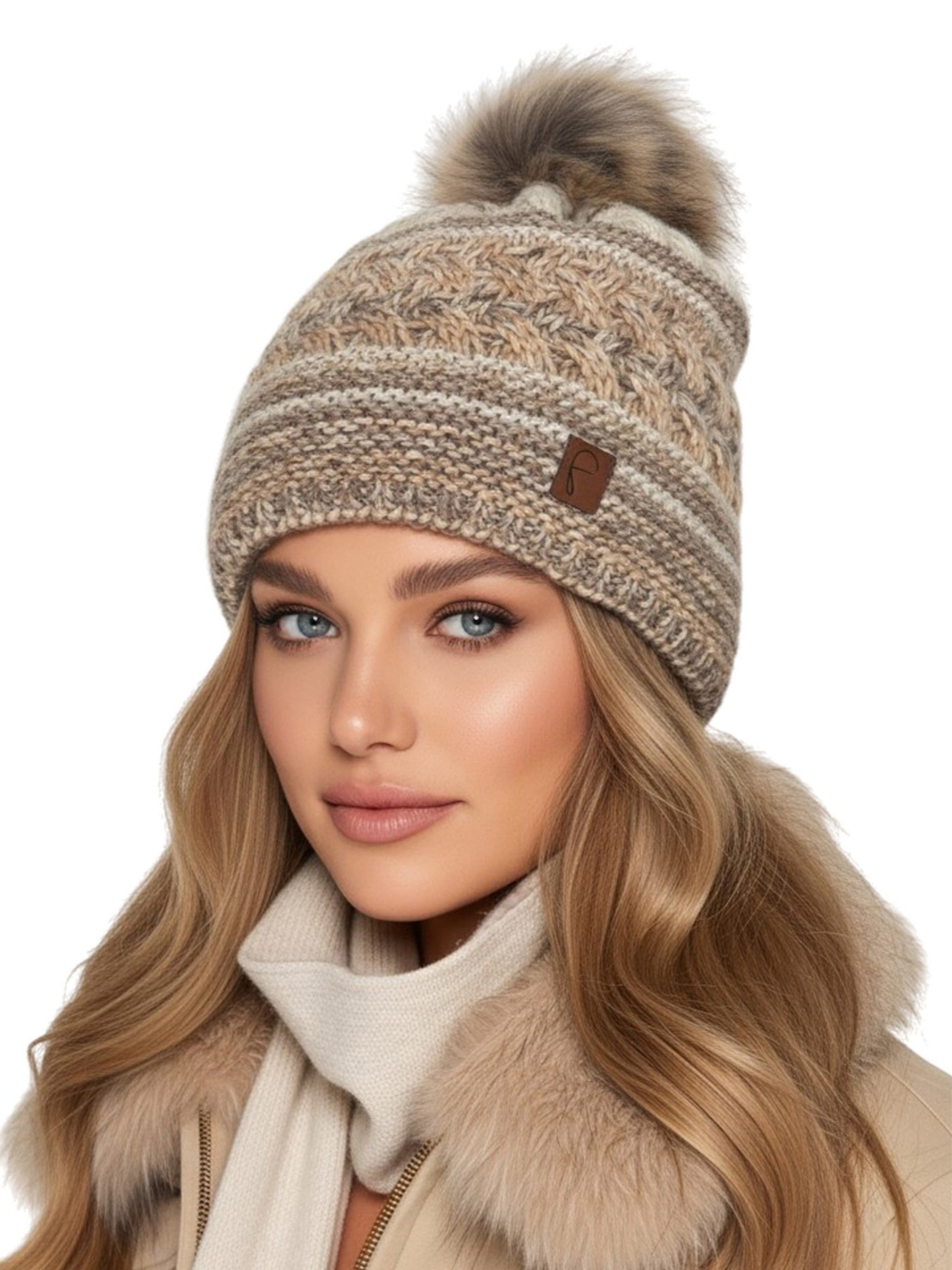 Baesics Bommelmütze Beige – Strickmütze mit Wolle, Kunstfell-Bommel &amp; Fleecefutter