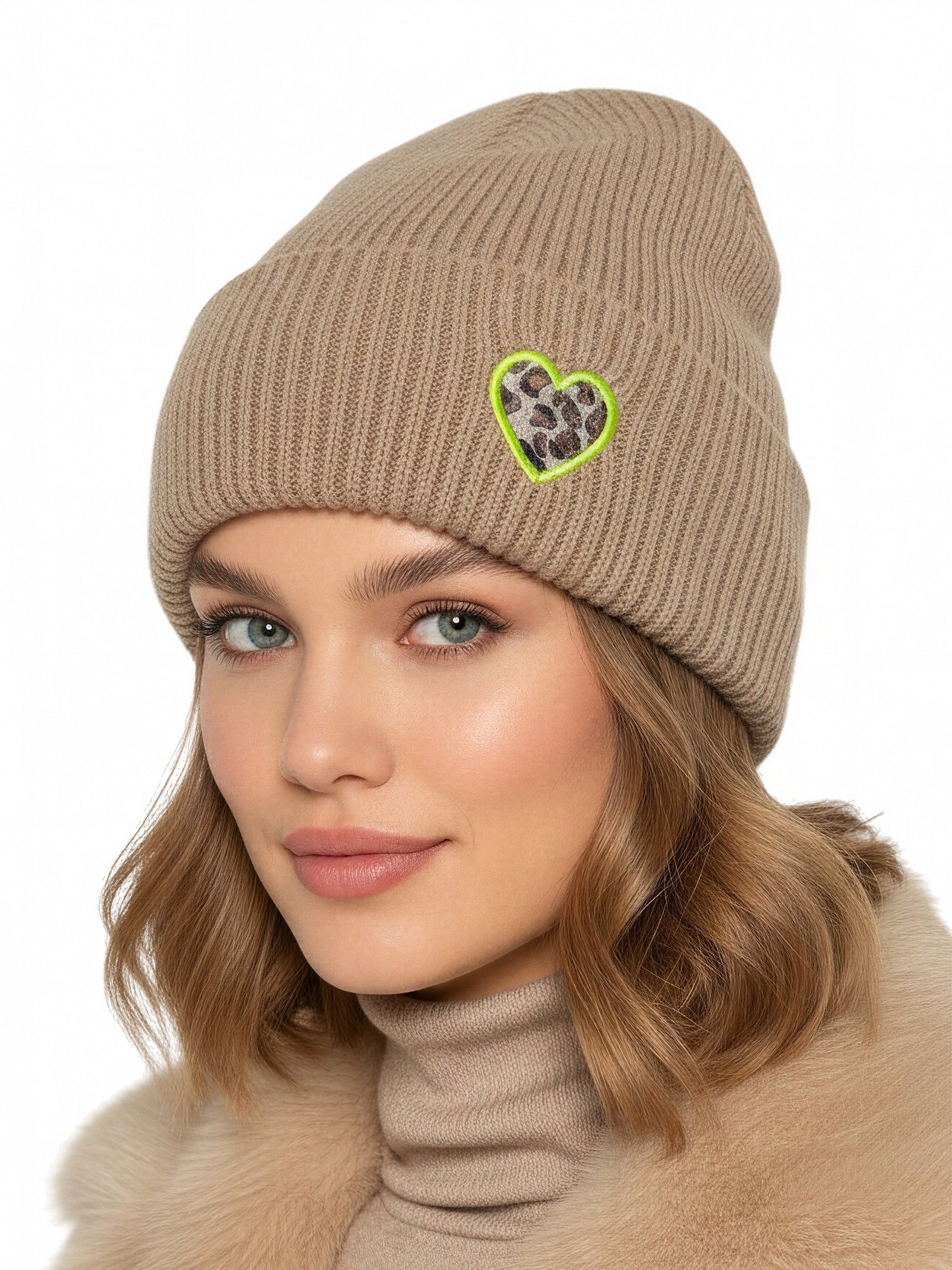 Baesics Wintermütze mit Herz Taupe Leo – Unisex Beanie aus weichem Strick