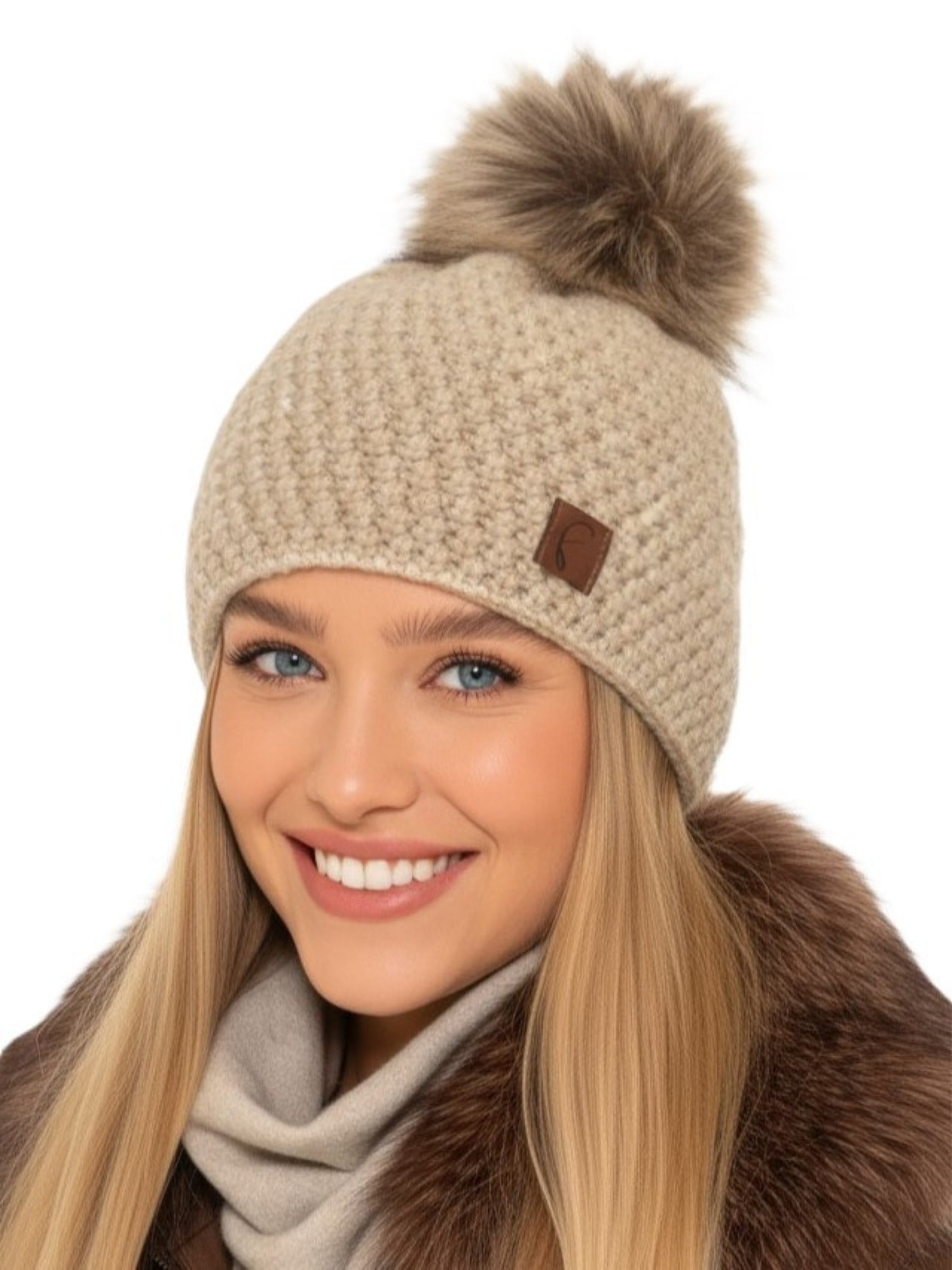 Baesics Strickmütze Glitzer Beige – Wintermütze mit Fleecefutter & Kunstfell-Pompon