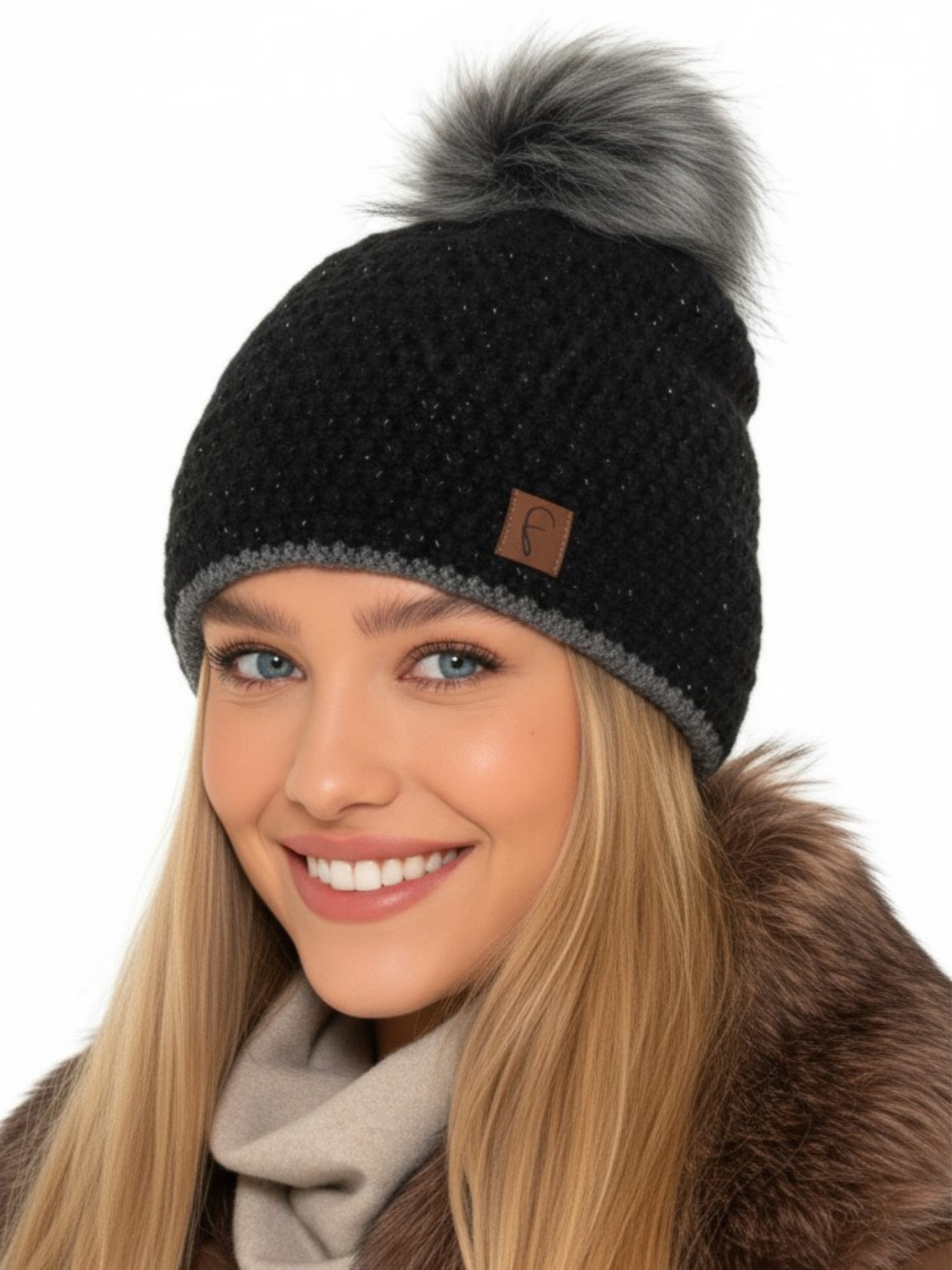 Baesics Strickmütze Glitzer Schwarz – Wintermütze mit Fleecefutter &amp; Kunstfell-Pompon