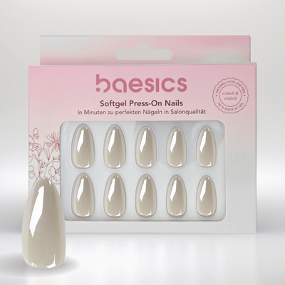 Elfenbein Press-On Nails in Mandelform mit perlmuttartigem Glazed-Schimmer auf gepflegter Hand.