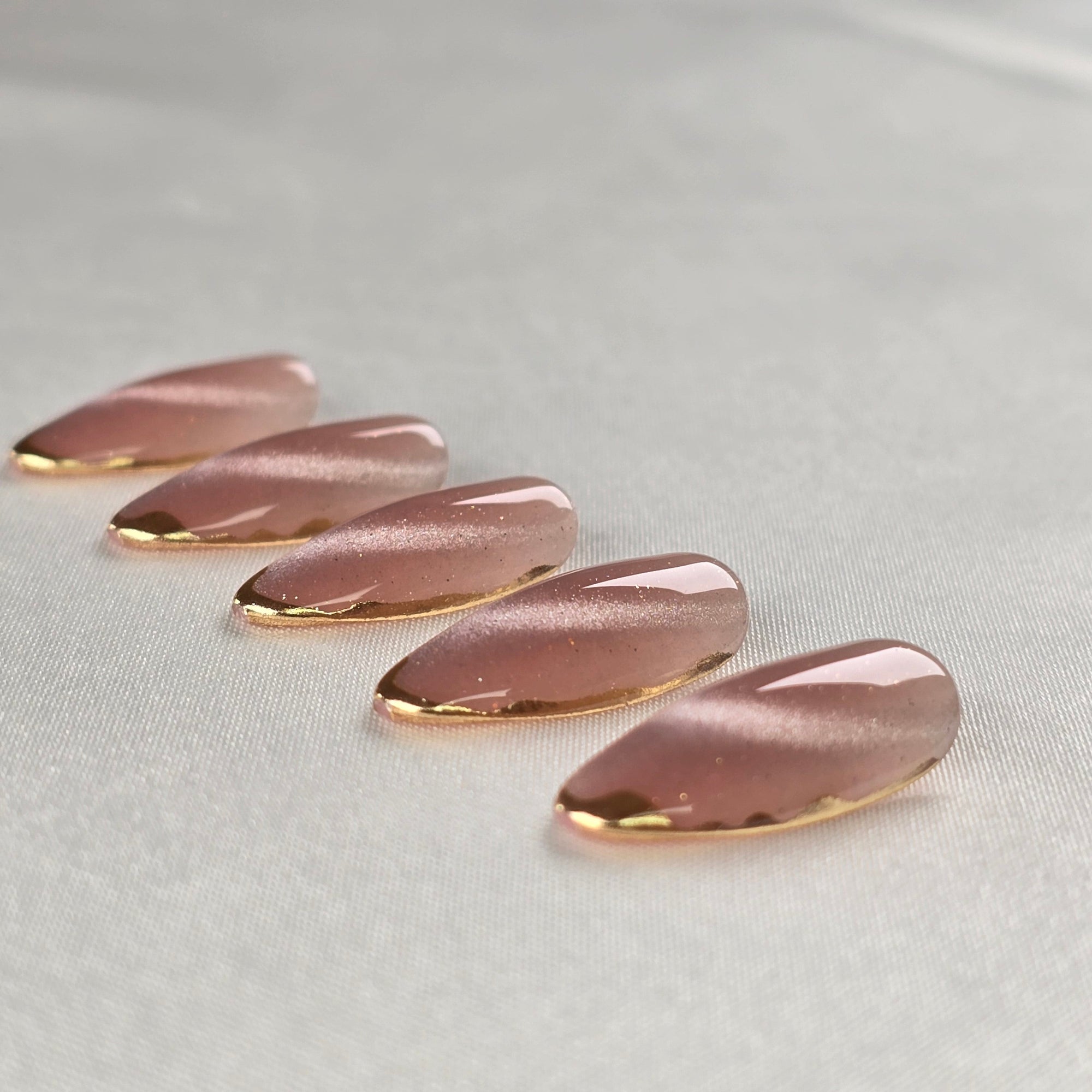 Glanzstück Cat Eye Almond Softgel Press-On Nails