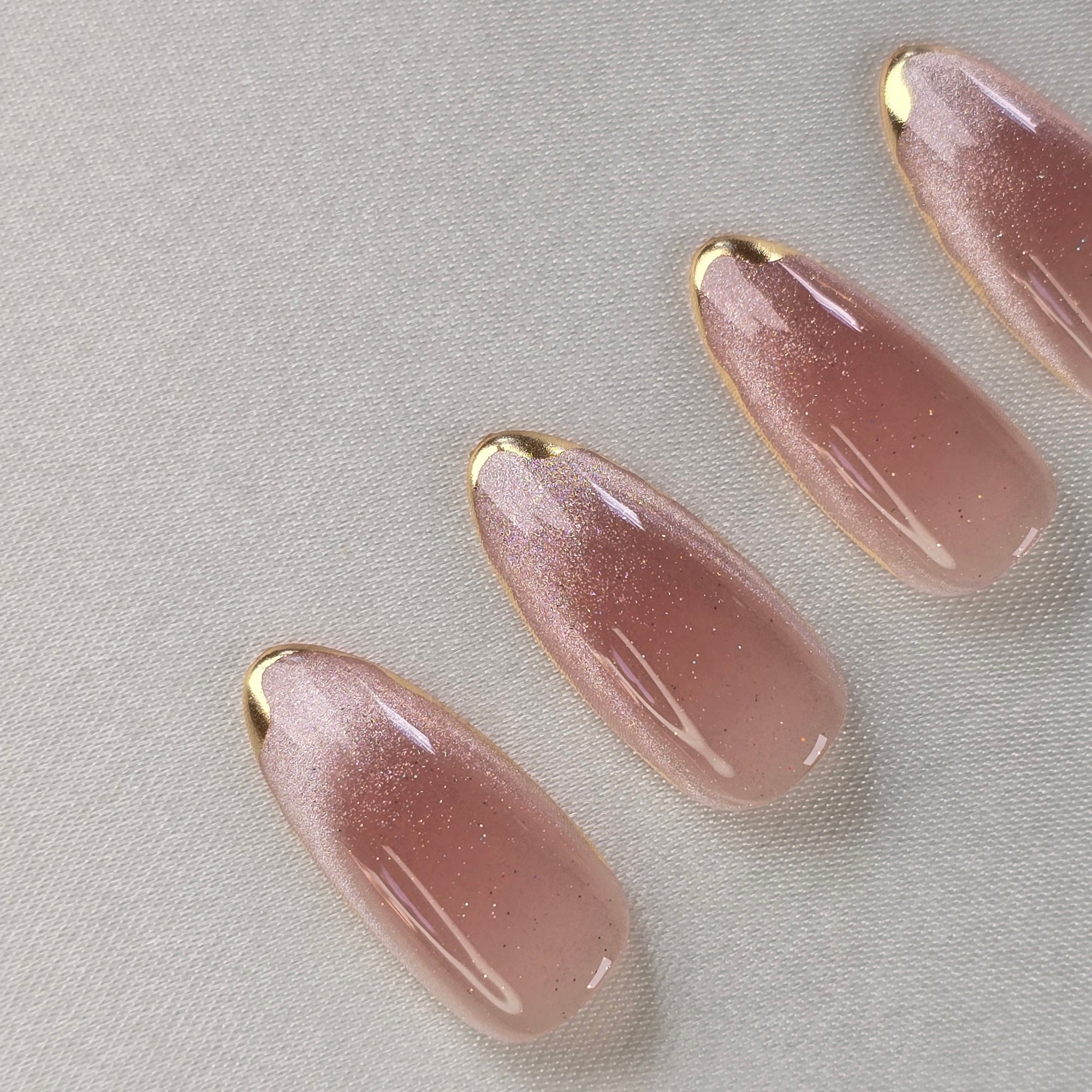 Glanzstück Cat Eye Almond Softgel Press-On Nails