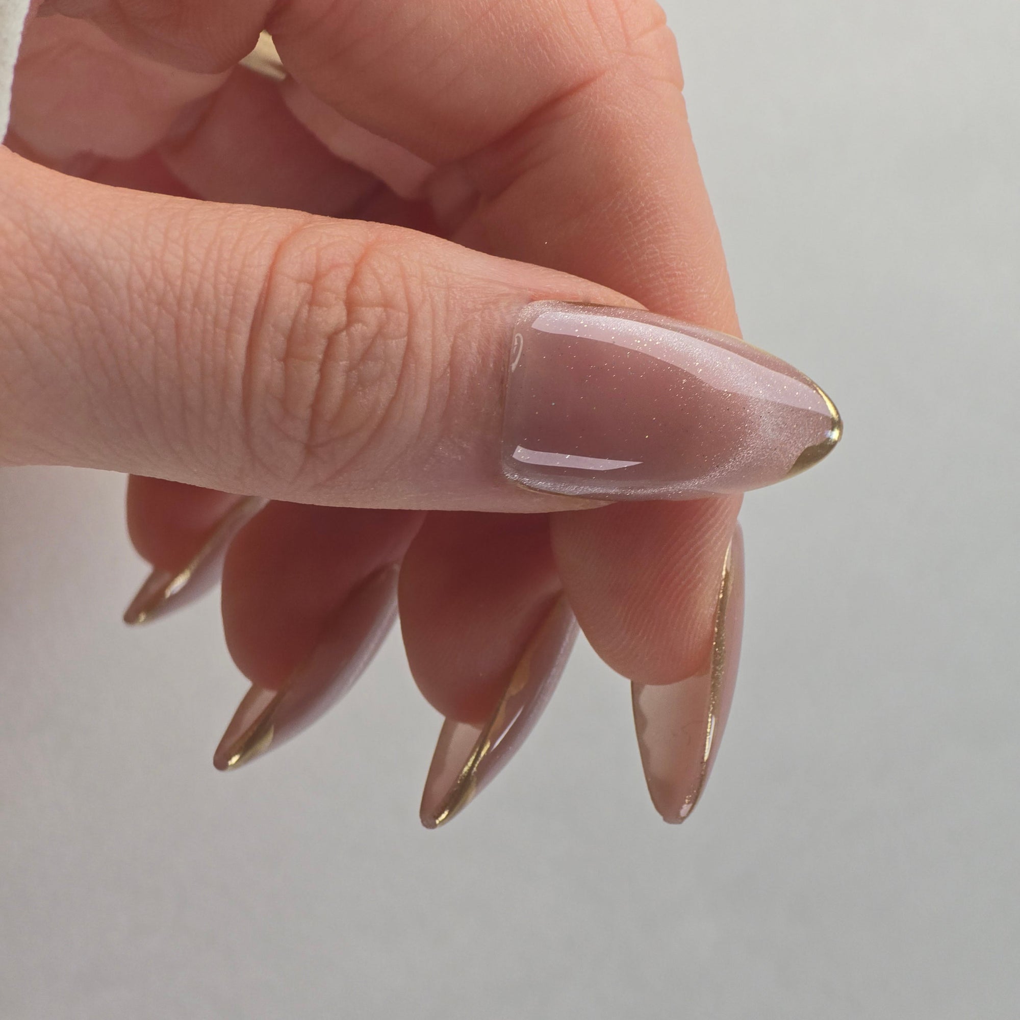 Glanzstück Cat Eye Almond Softgel Press-On Nails